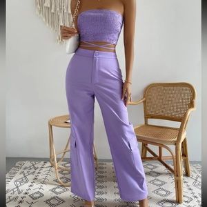 Top corto con tira cruzada y cordón trasero, pantalón bota ancha con bolsillo